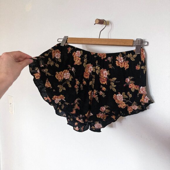 Brandy Melville Shorts - Picture 4 of 9